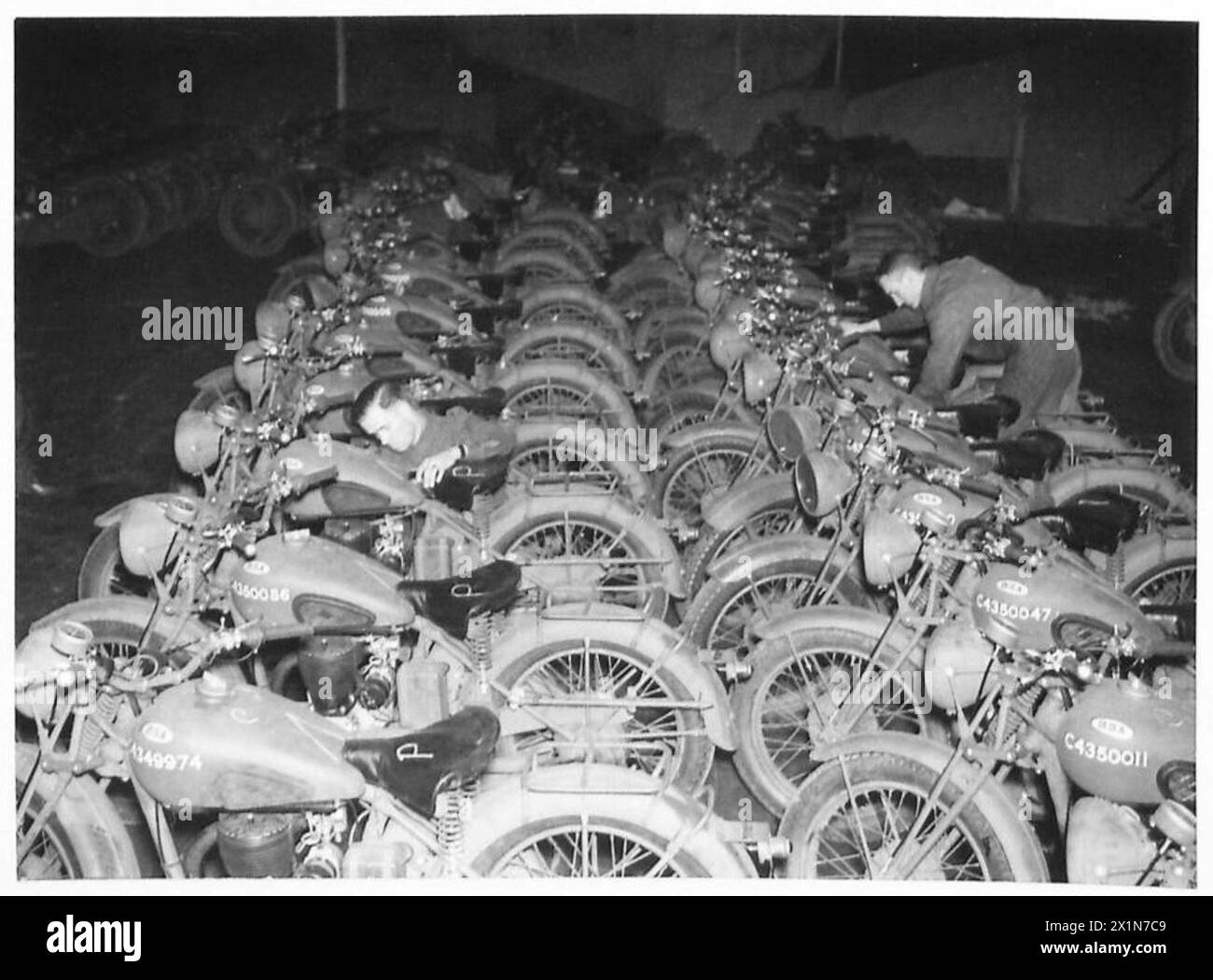 I corrispondenti di guerra visitano il Northern Command, osservando l'ispezione e la manutenzione delle motociclette in un deposito d'ordinanza dell'esercito britannico. Foto Stock