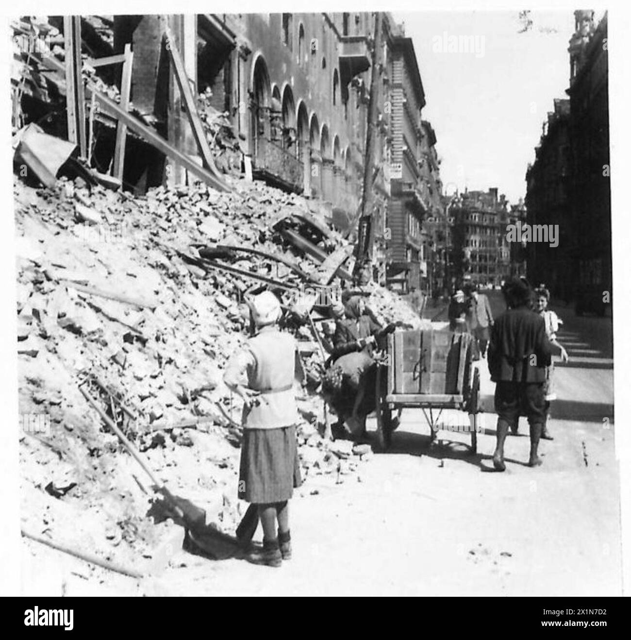 VIENNA OGGI - una volta nazisti che liberano le macerie dalle strade di Vienna, l'esercito britannico Foto Stock