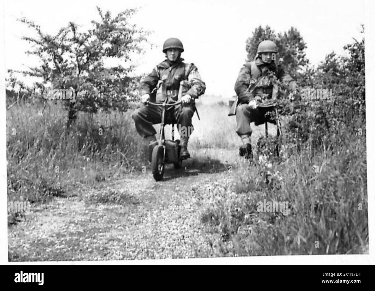 Due paracadutisti dell'esercito britannico cavalcano Welbike, motociclette leggere e pieghevoli, in grado di raggiungere velocità fino a 45 km/h, durante le operazioni della seconda guerra mondiale. Foto Stock