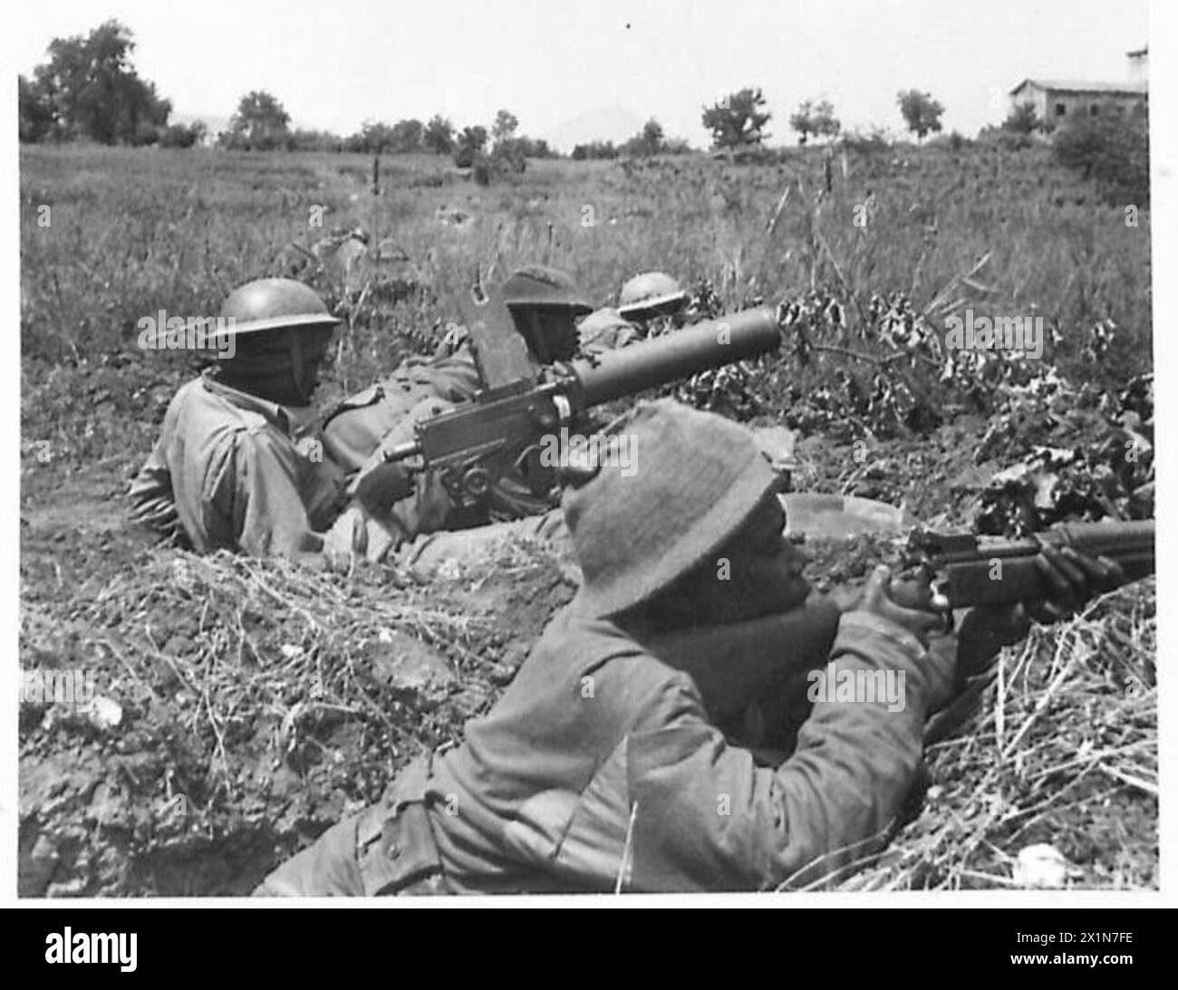 Un equipaggio di mitragliatrici Browning del 21st Battalion, 4th Brigade, 1st Free French Division, copre il lato sud di Pontecorvo durante l'avanzata contro la linea Hitler. La squadra comprende Grenier del nord della Francia e soldati del Ciad: Pte. Koussou, Pte. Degge e Pte. Gottodjentou. Foto Stock