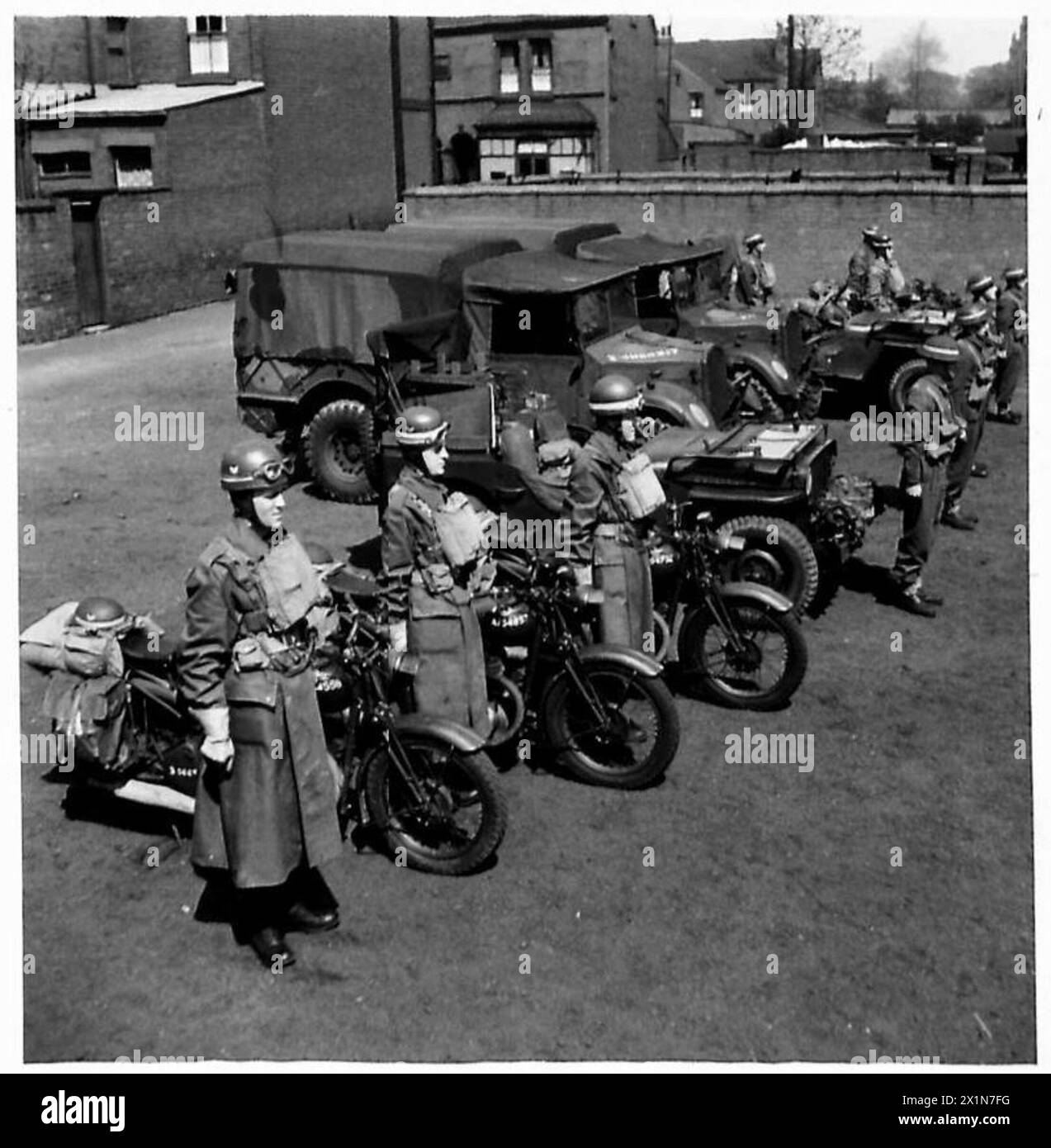La polizia militare dell'esercito britannico sfilano con motociclette e veicoli. Foto Stock