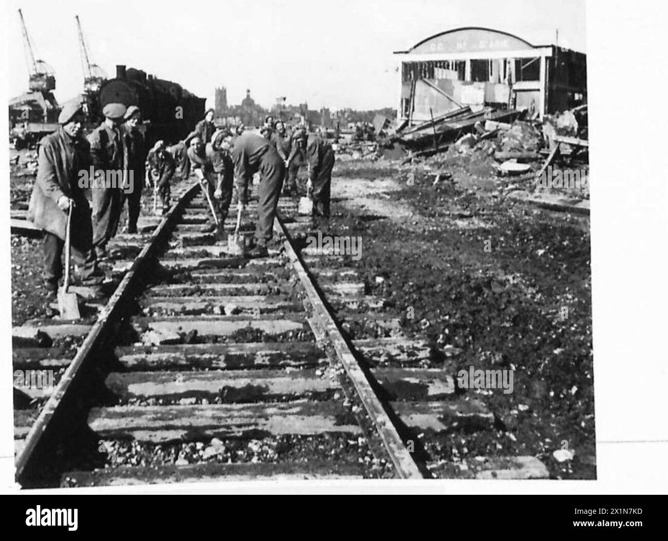 La Railway Construction Company dei Royal Engineers prepara i binari ferroviari a Dieppe per il primo treno merci durante le operazioni dell'esercito britannico con il 21st Army Group. Foto Stock