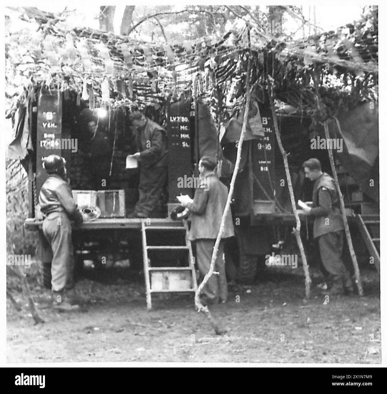 Ordnance Field Park Company distribuisce depositi militari da camion mimetizzati a truppe, British Army. Foto Stock