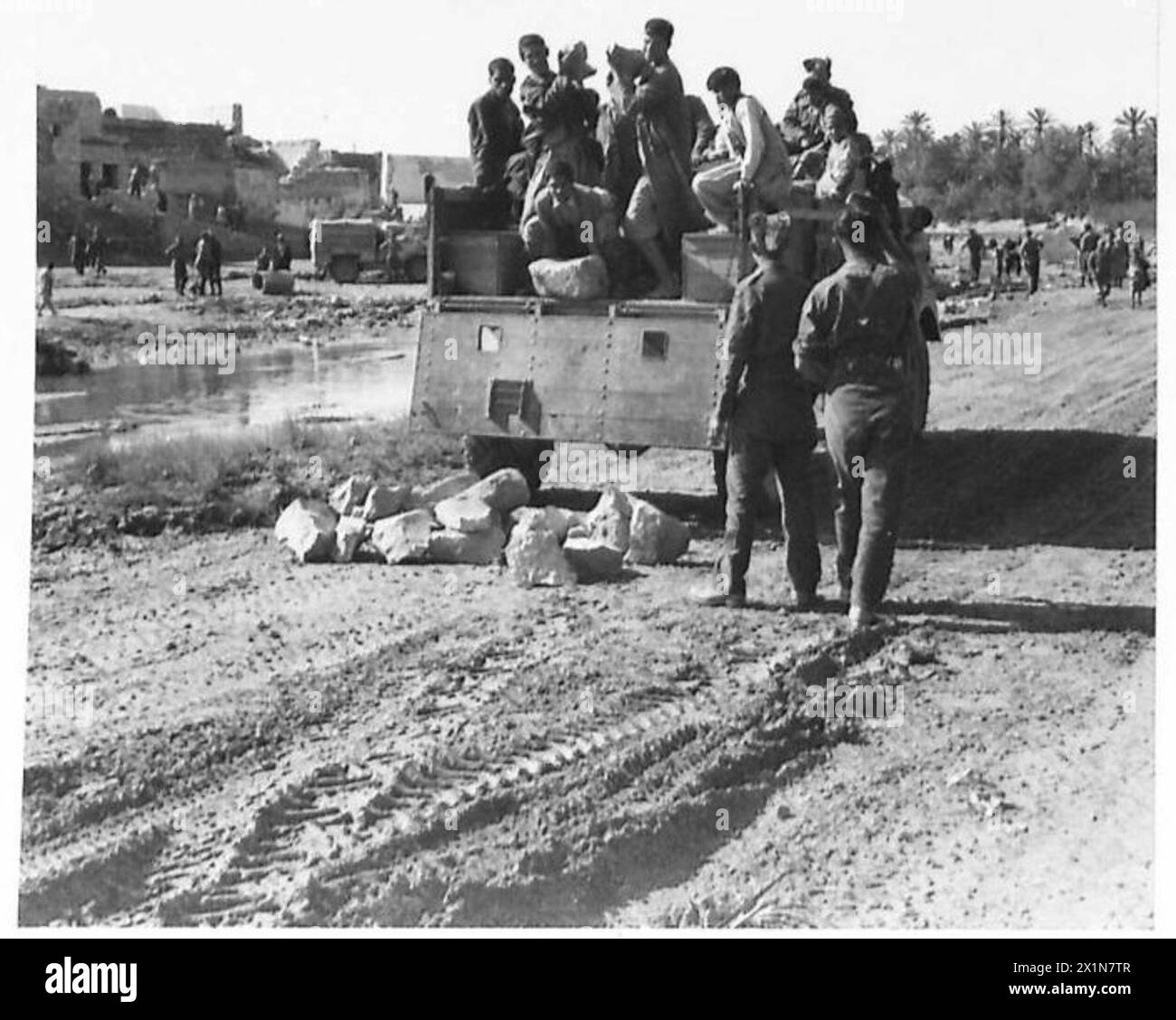 L'Ottava Armata avanza attraverso El Hamma fino a Gabes. Le forze nemiche in ritirata distrussero i ponti fluviali, che i Royal Engineers e i civili locali ripararono per ripristinare l'accesso, supportando le operazioni dell'esercito britannico. Foto Stock