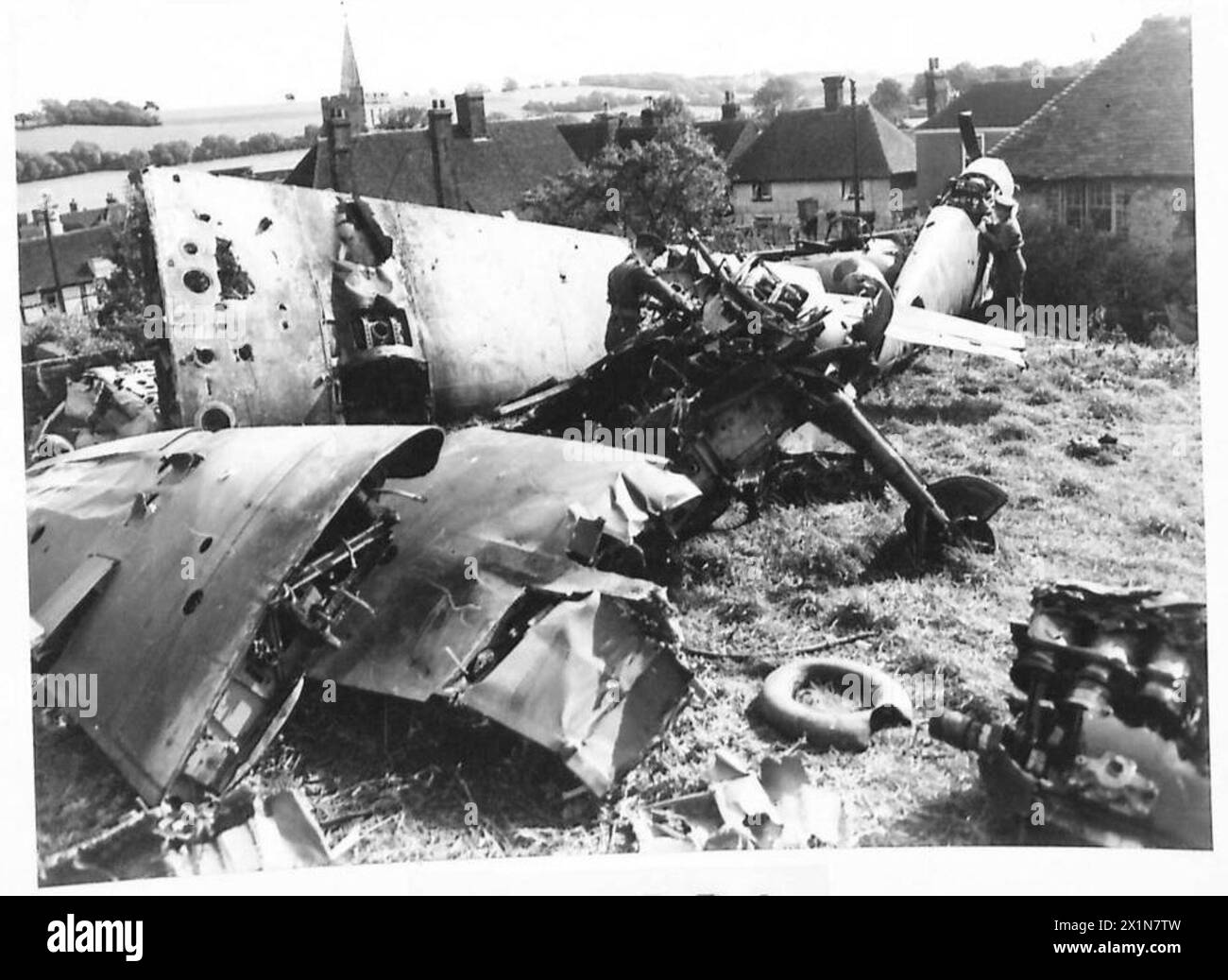 Un aereo da caccia nemico viene abbattuto durante le operazioni di combattimento che coinvolgono l'esercito britannico, illustrando causa ed effetto in battaglia. Foto Stock