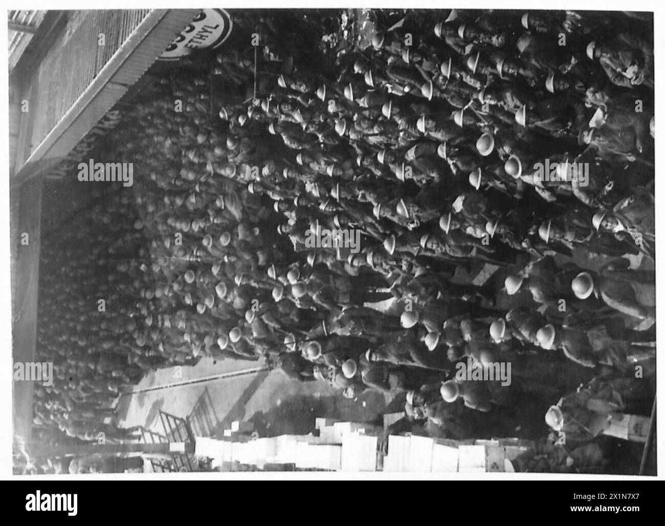 La fotografia in vetro negativo cattura la banchina di dover, mostrando l'attività dell'esercito britannico e le infrastrutture portuali. Foto Stock