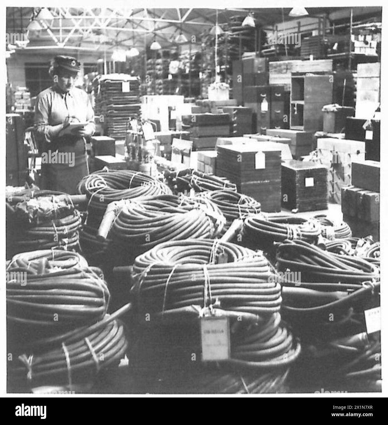 La signora McQuade dell'ATS ispeziona i negozi in un deposito RAOC per la gestione dell'inventario e delle forniture nell'esercito britannico. Foto Stock