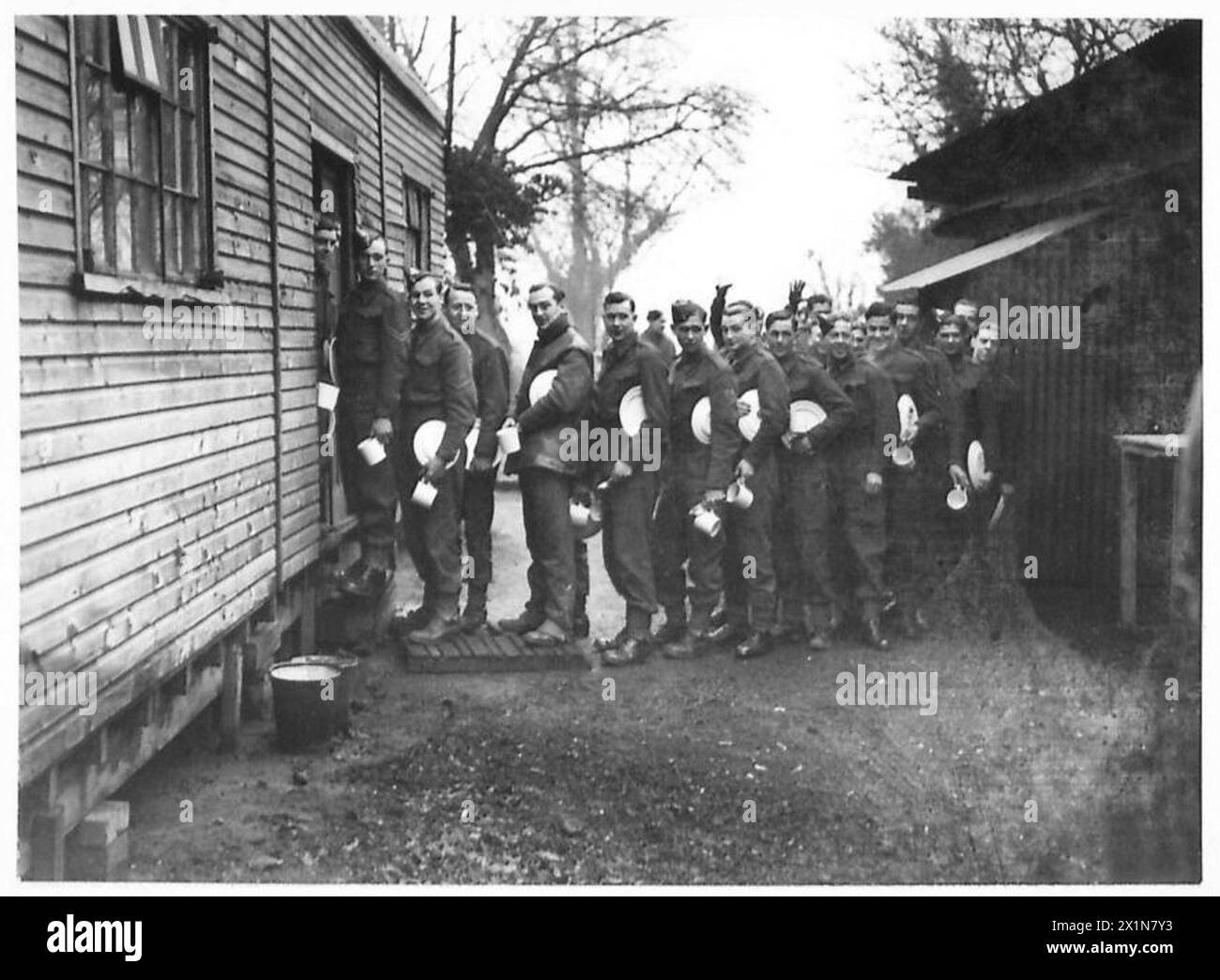 Le truppe dell'esercito britannico si allineano alla porta di cookhouse per ricevere le loro razioni di metà giornata durante le operazioni sul campo. Foto Stock