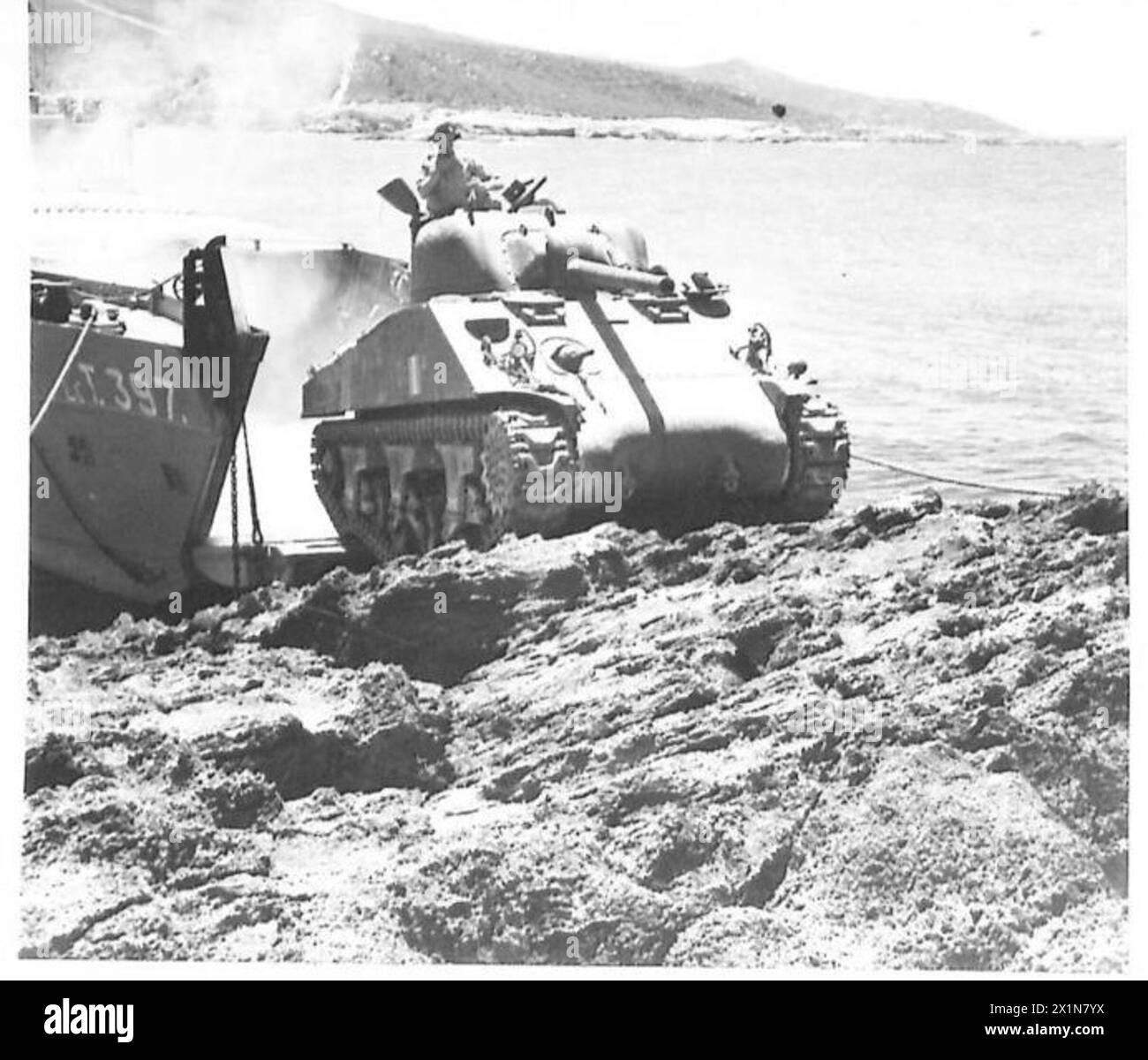 Un carro armato Sherman parte da un carro armato Landing Craft Tank (LCT) durante un esercizio di addestramento, simulando operazioni di assalto anfibio. Foto Stock