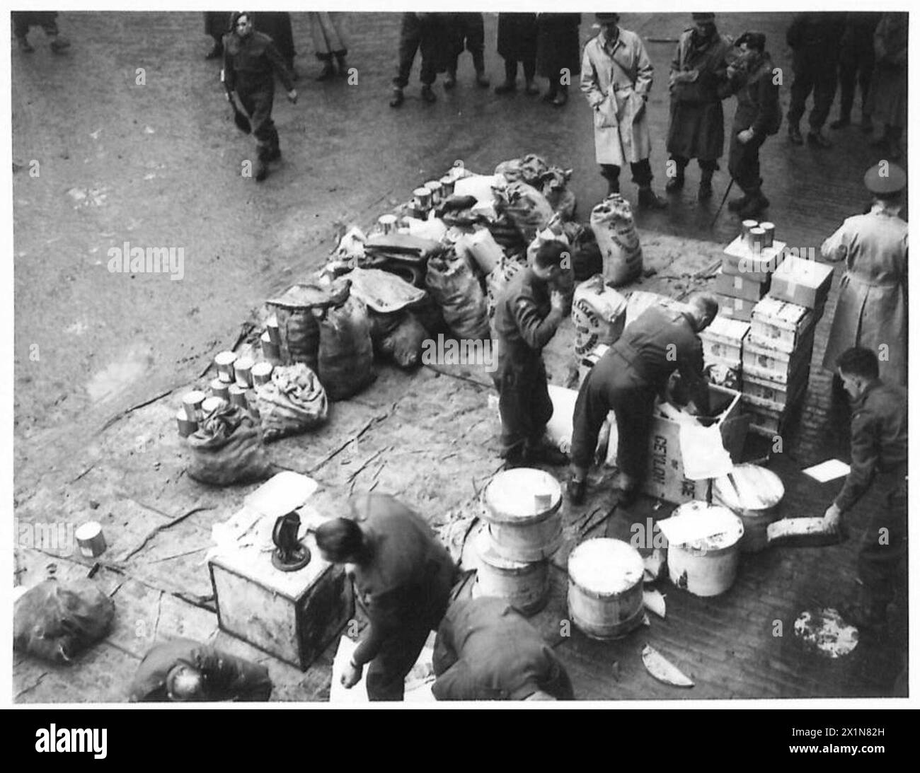 Spedizioni di razioni dell'esercito sono preparate per la distribuzione alle unità militari, British Army. Foto Stock