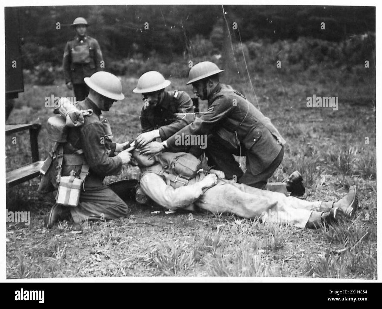 Il Royal Army Medical Corps conduce un'esercitazione di primo soccorso ad Aldershot, addestrando il personale nelle procedure mediche di emergenza. Foto Stock