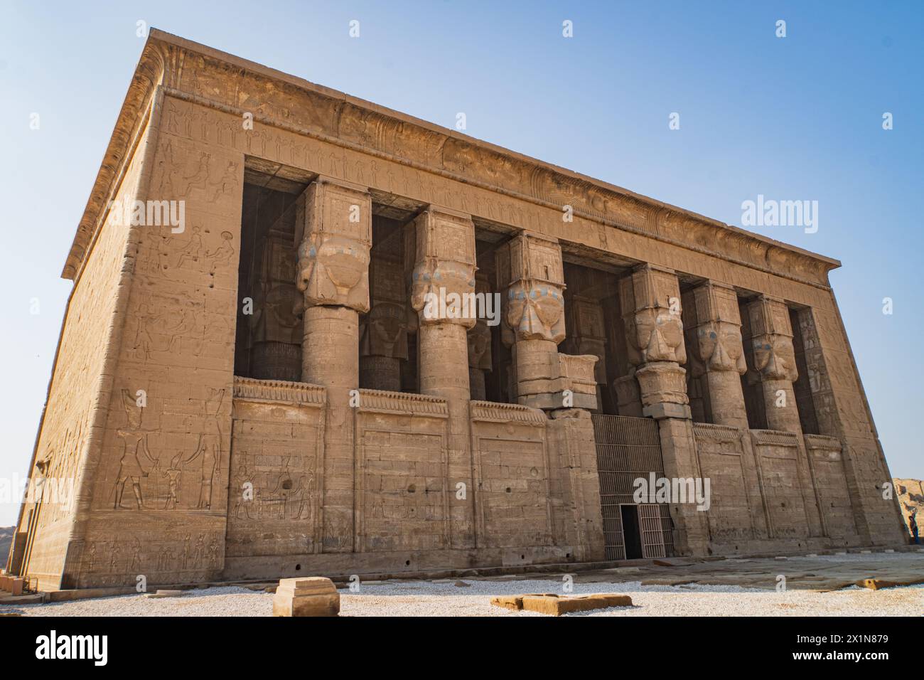 Il Tempio di Hathor nel complesso del Tempio di Dendera, uno dei templi meglio conservati in Egitto Foto Stock