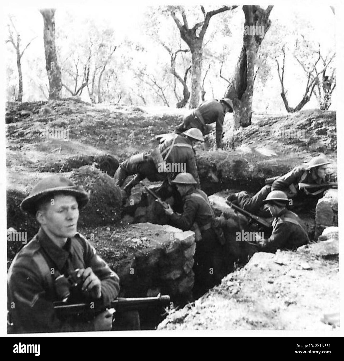 Una pattuglia di battaglia della Quinta Armata in Italia vede la squadra di ricognizione tornare alla pattuglia principale, mentre le sentinelle rimangono all'Observation Post per mantenere la guardia. Foto Stock