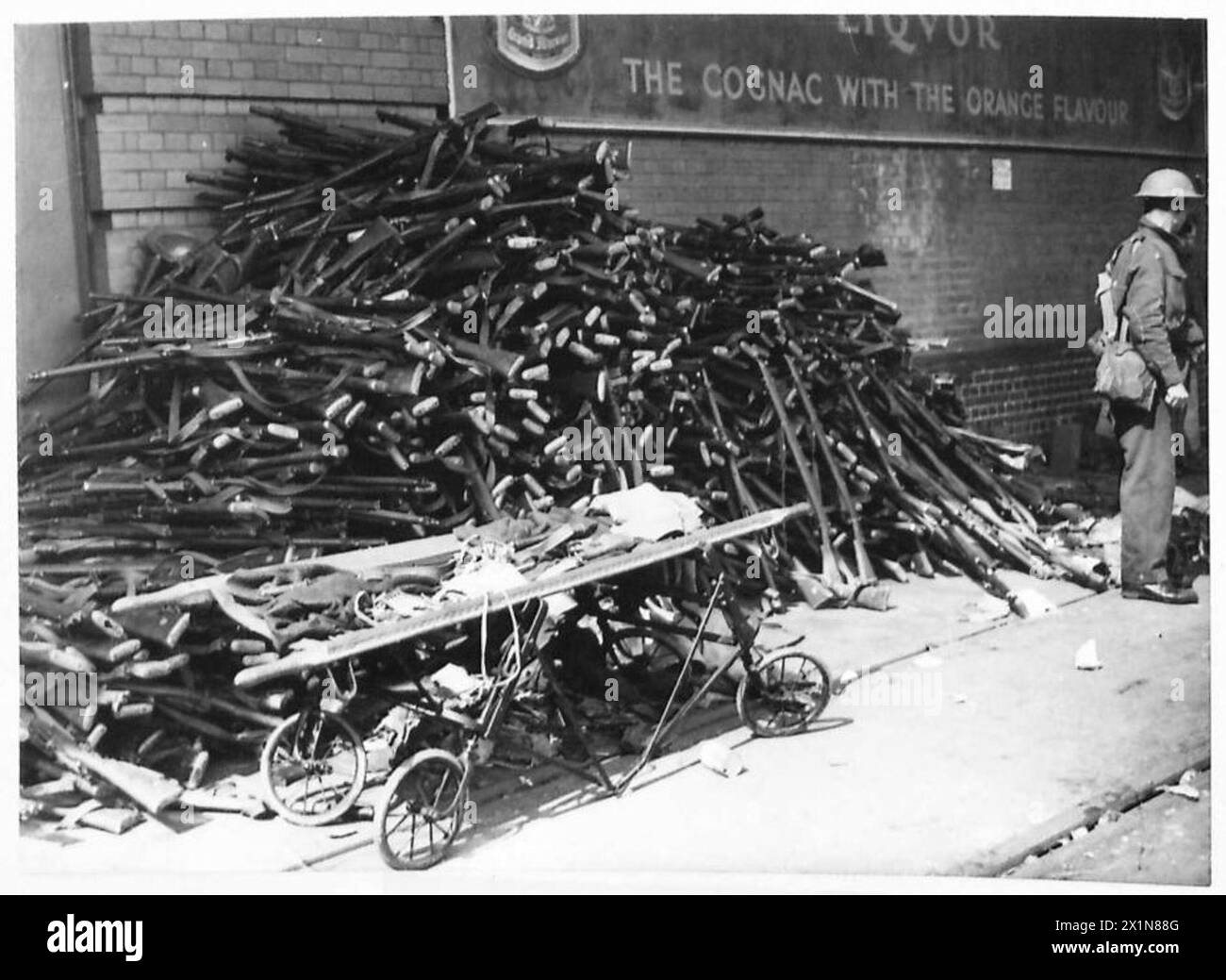 Pile di armi militari sono impilate sulla banchina di dover come parte delle operazioni dell'esercito britannico. Foto Stock