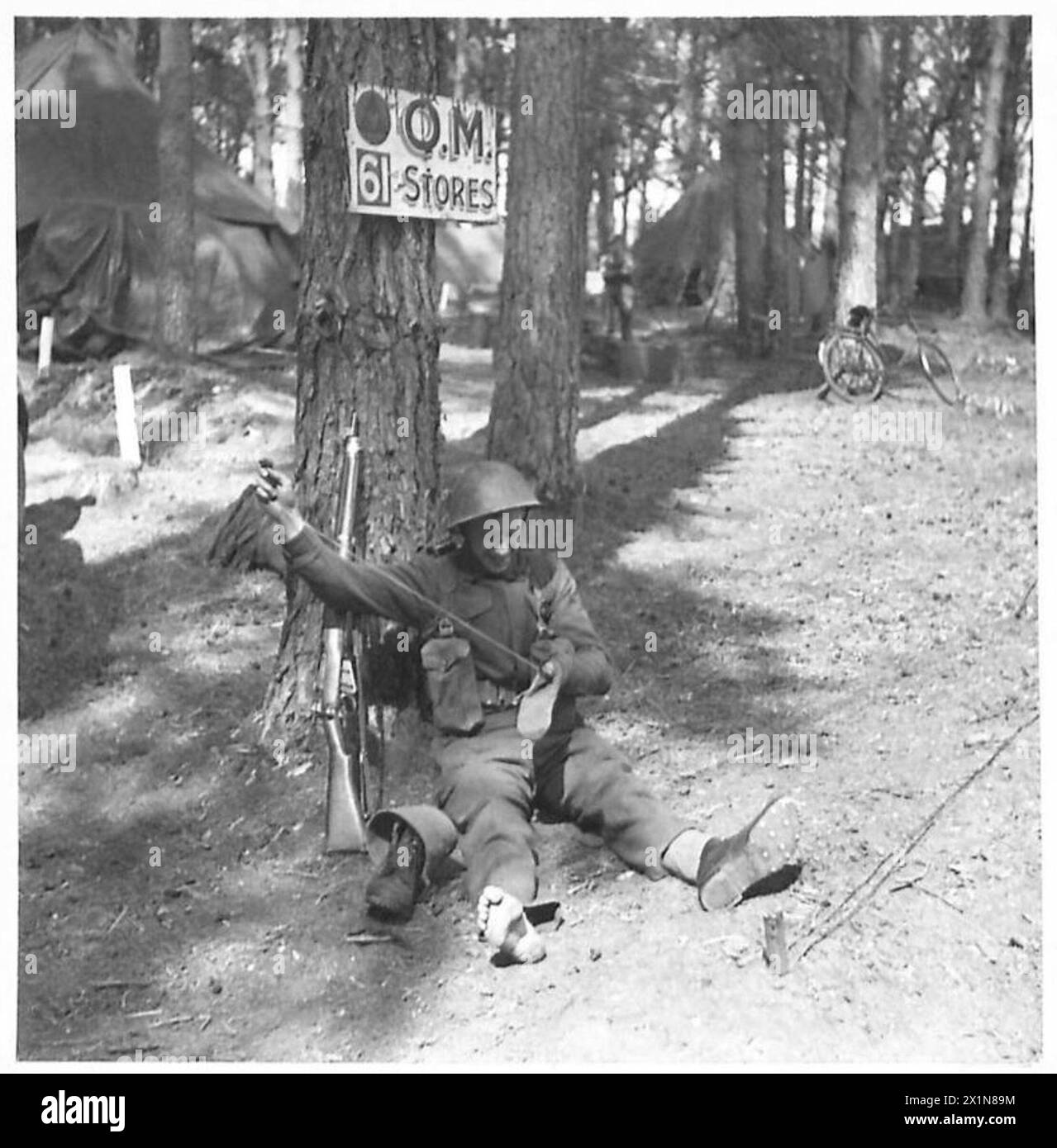 Il soldato John Oakes dei The King's Own Scottish Borderers prepara e muta i suoi calzini in preparazione per le operazioni sul secondo fronte, British Army. Foto Stock