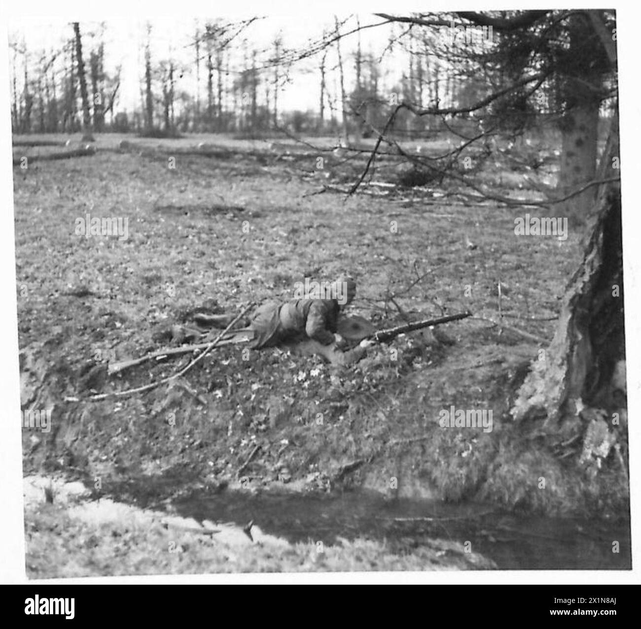 Una pattuglia dell'esercito britannico sottomise un cecchino nemico mentre i corrispondenti di guerra osservano le attività presso l'Eastern Command durante le operazioni della seconda guerra mondiale. Foto Stock