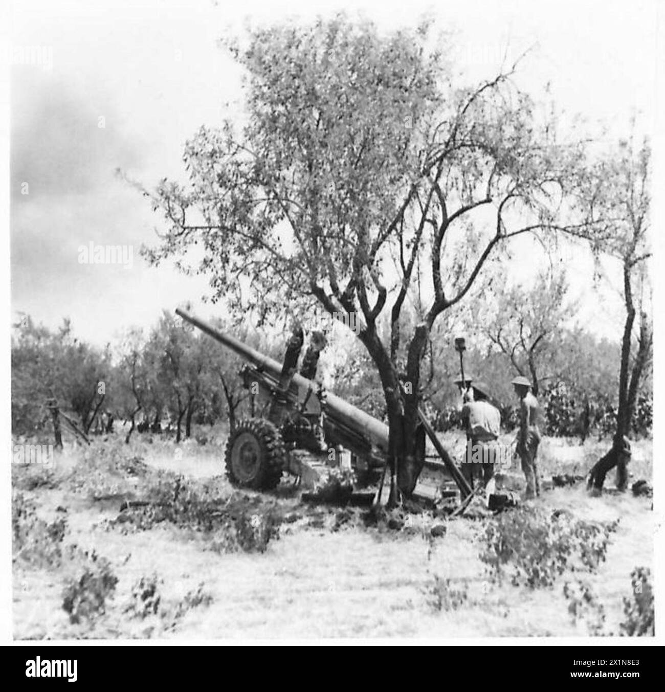 Quattro cannoni e mezzo di B Troop, 227 batteria media, fuoco sulle posizioni nemiche alla periferia meridionale di Catania durante le operazioni in Nord Africa, Sicilia, Italia, Balcani e Austria, 1942-1946. Foto Stock