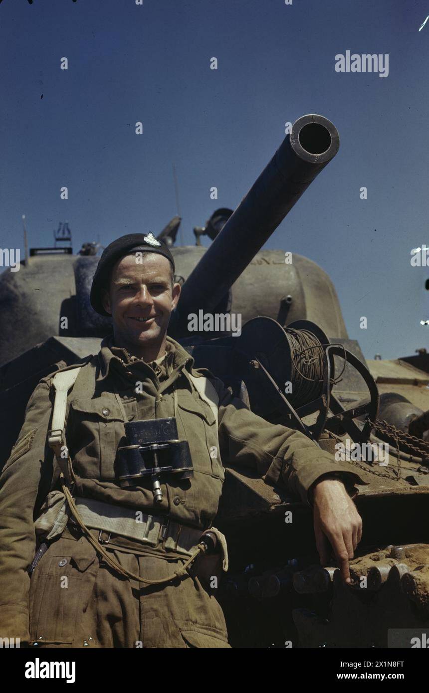 Il sergente A.G. Williams dei 17/21 Lancieri si trova accanto al suo carro armato Sherman presso il quartier generale dell'Ottava Armata a San Angelo, in Italia. Lasciò l'Inghilterra nel novembre 1943, prestò servizio in Nord Africa e fu dispiegato in Italia durante la seconda guerra mondiale Foto Stock Il sergente A.G. Williams dei 17/21 Lancieri si trova accanto al suo carro armato Sherman presso il quartier generale dell'Ottava Armata a San Angelo, in Italia. Lasciò l'Inghilterra nel novembre 1943, prestò servizio in Nord Africa e fu dispiegato in Italia durante la seconda guerra mondiale Foto Stock