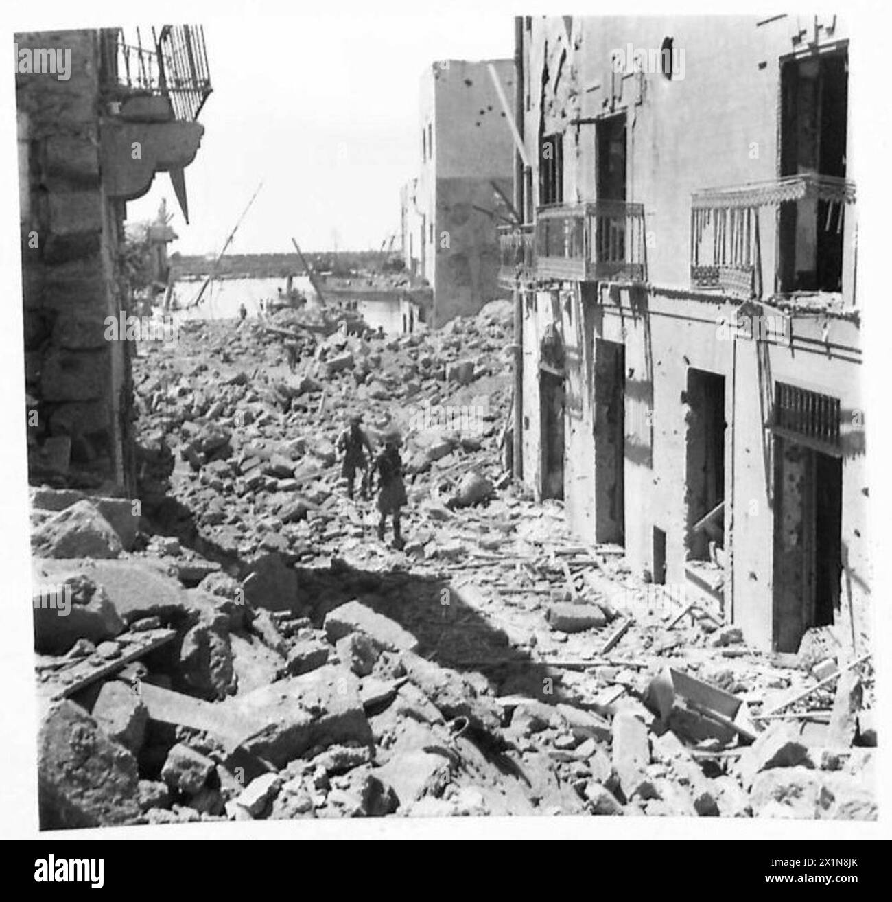 Le truppe dell'esercito britannico pattugliano le strade di Pantellaria dopo la resa, cercando gli elementi nemici rimasti e assicurando l'area. Foto Stock