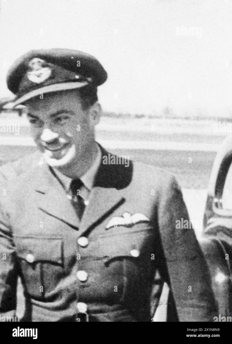 PRINCESS ROYAL VISITA LA MENSA Y.M.C.A. CHE SERVE LA STAZIONE BOMBER. - 1944 foto IssuedAWARDED BAR TO DISTINGUISHED SERVICE ORDERActing Group Captain John Emilius FAUQUIER, D.S.O., D.F.C., (2° a destra) R.C.A.F. No. 405 (R.C.A.F.) Squadron. Questo ufficiale ha comandato lo squadrone con notevole successo negli ultimi nove mesi. Ha spesso partecipato a sortite contro obiettivi lontani e ben difesi. Inclusi diversi attacchi alla capitale tedesca. È un leader forte e valoroso, la cui eccezionale abilità e la devozione inscindibile al dovere si sono riflesse nel bel wor operativo Foto Stock