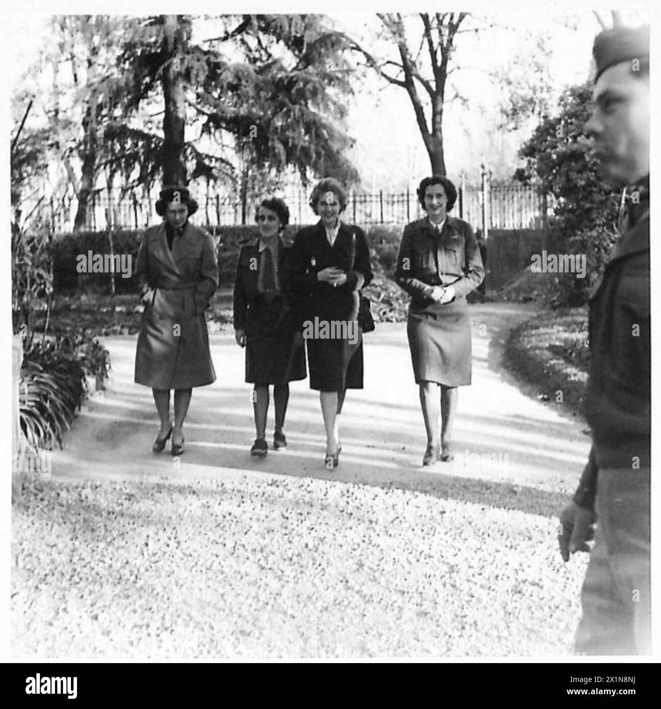 La signora luce, una deputata americana, visita Firenze, visita i giardini e i Service Club con donne YWCA, illustrando attività militari sociali e di supporto. Foto Stock