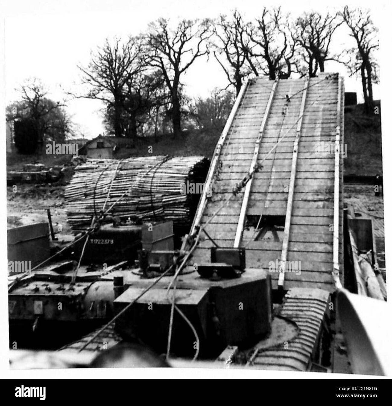 Uno speciale dispositivo meccanico viene utilizzato per assistere i carri armati nella salita su pendii ripidi, dimostrando adattamenti ingegneristici nelle operazioni corazzate dell'esercito britannico. Foto Stock