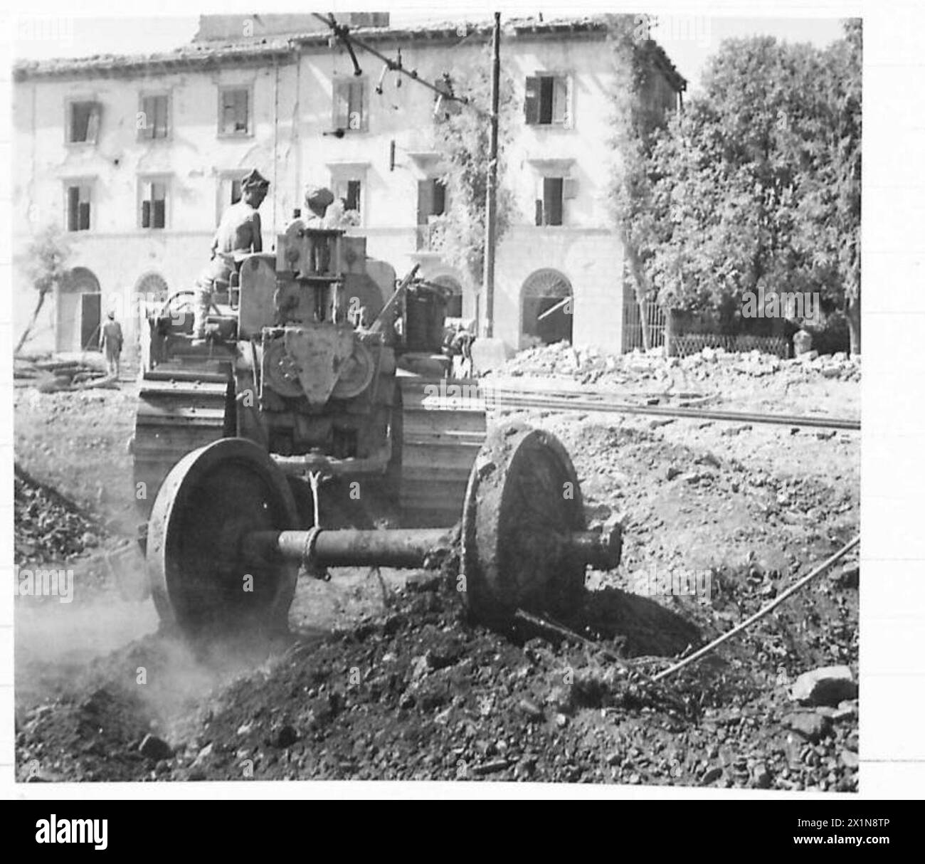 L'Ottava Armata effettua la ricostruzione delle ferrovie, utilizzando un bulldozer per trainare le ruote dei carri come parte delle operazioni logistiche e di riparazione delle infrastrutture. Foto Stock L'Ottava Armata effettua la ricostruzione delle ferrovie, utilizzando un bulldozer per trainare le ruote dei carri come parte delle operazioni logistiche e di riparazione delle infrastrutture. Foto Stock