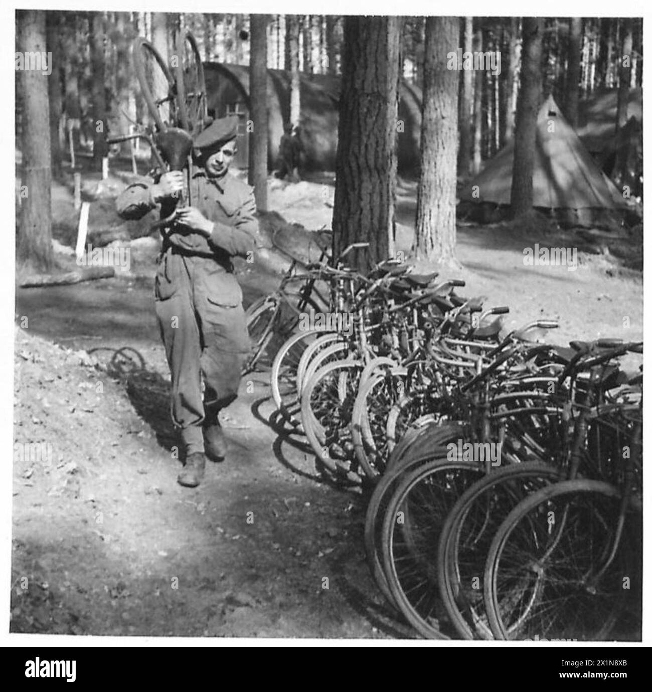 Il personale dell'esercito britannico prepara biciclette pieghevoli per il dispiegamento come parte delle operazioni di secondo fronte. Foto Stock