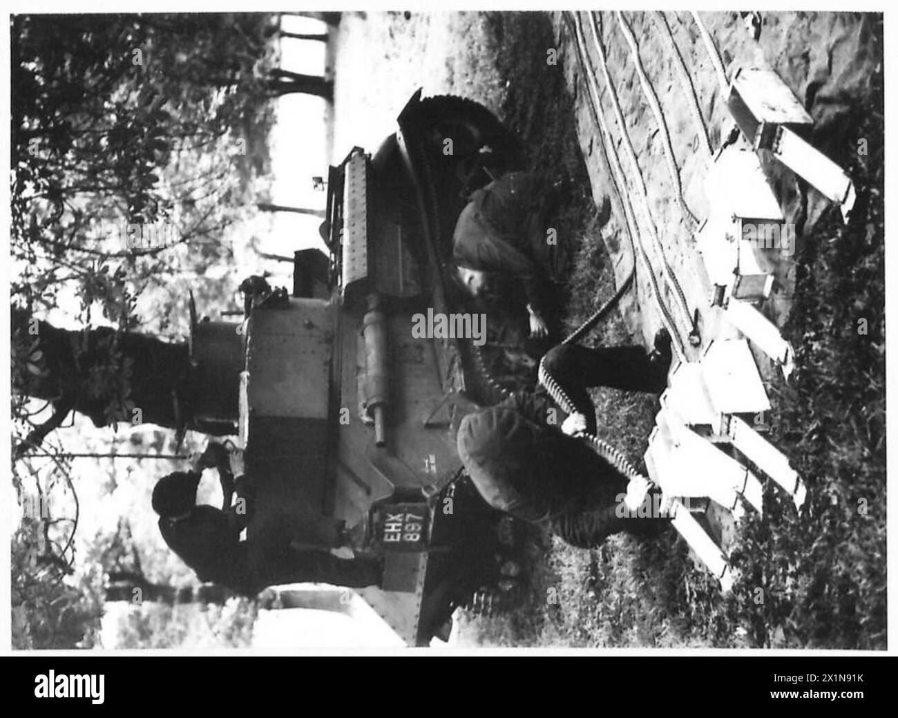 IL ROYAL TANK REGIMENT PREPARA - cinture di munizioni per mitragliatrici confezionate in scatole, British Army Foto Stock