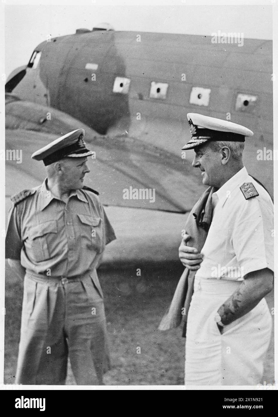 UFFICIALE COMANDANTE DELLA ROYAL INDIAN NAVY A CHITTAGONG - l'ammiraglio J H Godfrey Flag Officer comandante della Royal Indian Navy, arrivando a Chittagong sul fronte birmano per via aerea, viene accolto dall'ufficiale navale in carica, Godfrey, John Henry Foto Stock