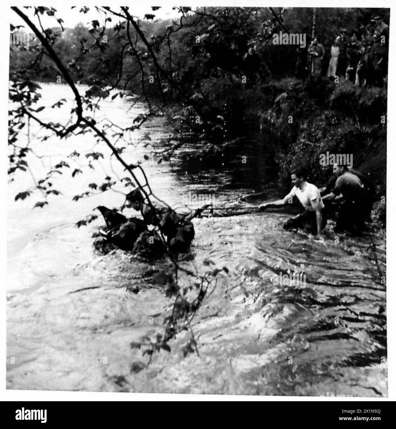 Il personale dell'esercito britannico spostò con successo un cannone di artiglieria pesante attraverso un fiume, completando un compito operativo durante le operazioni di guerra. Foto Stock Il personale dell'esercito britannico spostò con successo un cannone di artiglieria pesante attraverso un fiume, completando un compito operativo durante le operazioni di guerra. Foto Stock