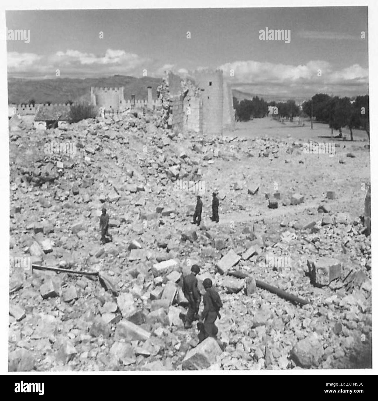 Gli edifici di Gafsa mostrano danni causati dal fuoco di proiettili da parte delle forze avversarie durante l'occupazione dell'esercito britannico. Foto Stock