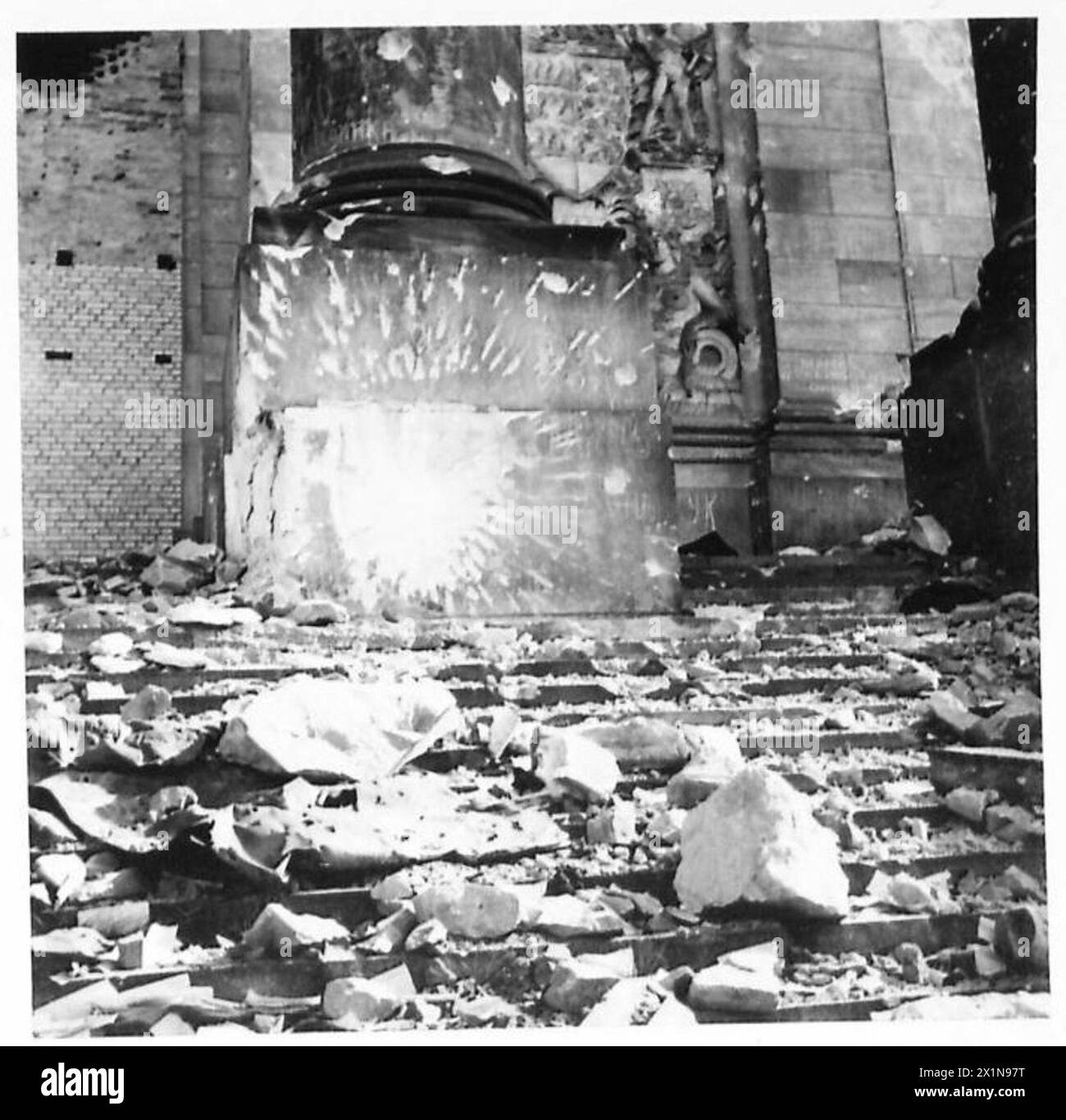 SCENE A BERLINO - Una serie di fotografie scattate a Berlino che mostrano scene nella città devastata e sfollati in uno dei campi di transito. Foto scattate per artisti di guerra - Captain Long, South African War Artist, e Miss Mary Kessell, British War Artist, British Army of the Rhine Foto Stock