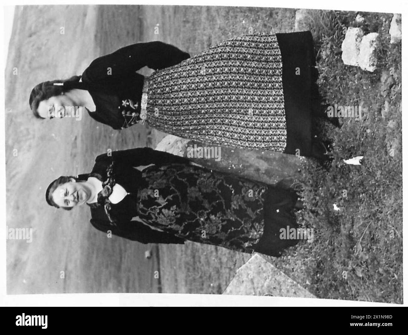 Le donne islandesi sono raffigurate nei loro costumi nazionali, mentre le truppe britanniche e canadesi sono di stanza in Islanda durante la seconda guerra mondiale Foto Stock