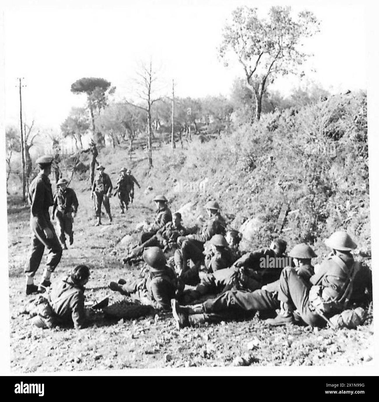 Una squadra di ricognizione ritorna alla pattuglia principale durante le operazioni della Fifth Army in Italia, British Army. Foto Stock