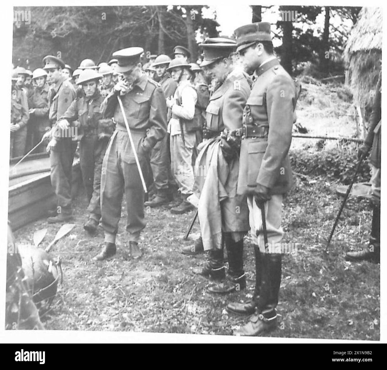L'addetto militare svedese osserva i soldati che usano mezzi d'assalto durante una dimostrazione alla Battle School, British Army. Foto Stock