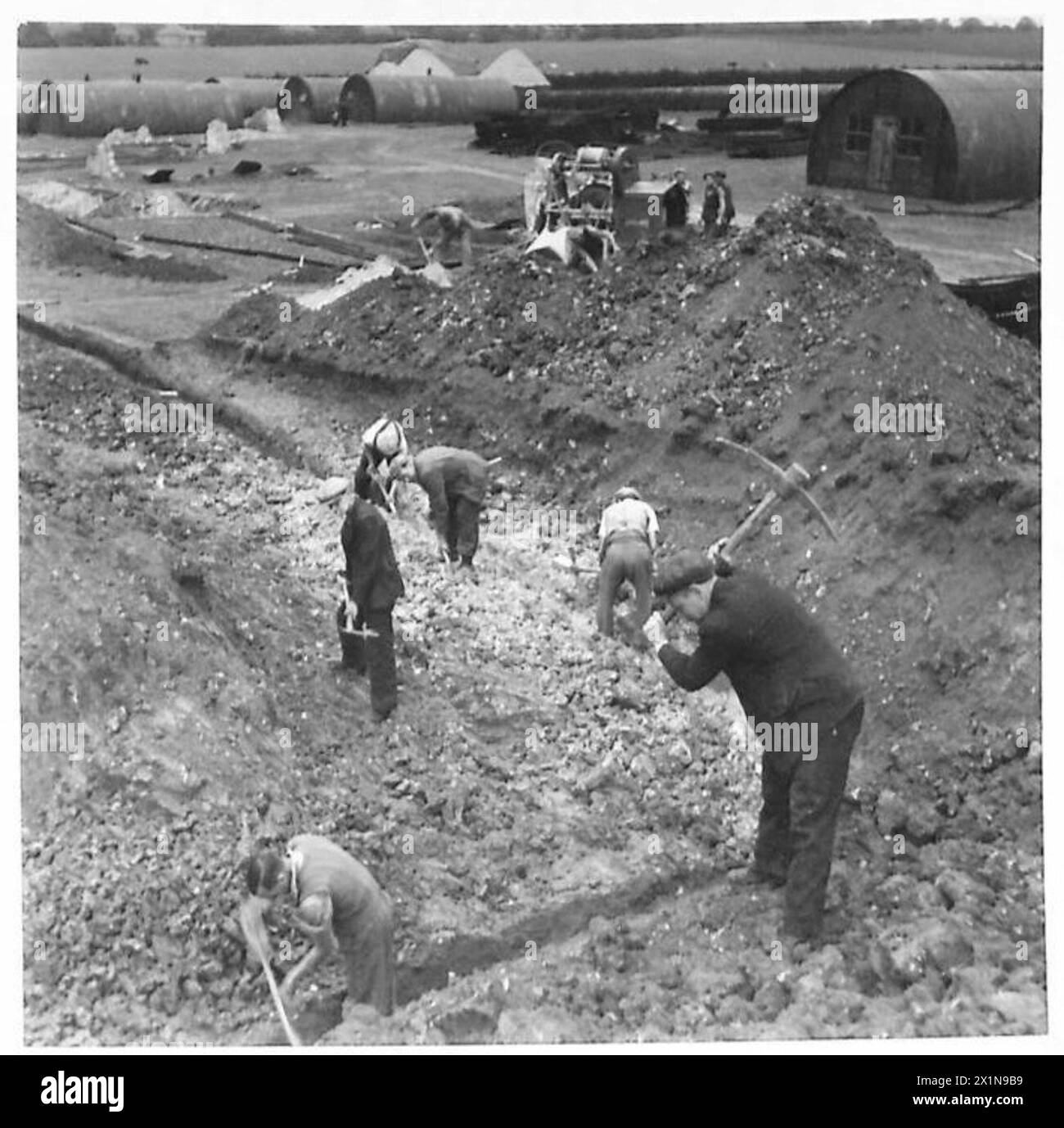 UN ALTRO NUOVO CAMPO DELL'ESERCITO - scavo a livello del pavimento per la capanna Nissen. I carpentieri e gli intonacatori devono lavorare come operai a causa della carenza di manodopera, British Army Foto Stock