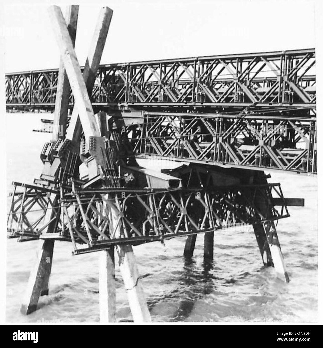 INCARICO SPECIALE PER TN. 5 - fotografie scattate in alto mare che mostrano la grande zattera in uso durante la costruzione di un ponte Bailey, e il molo 'V' Trestling in alto mare, British Army Foto Stock