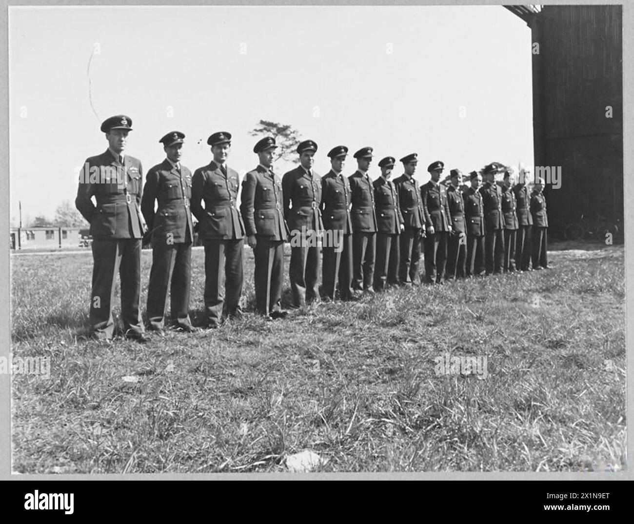 AMERICAN D.F.C. PER UFFICIALI E SOTTUFFICIALI DELLA R.A.F. - Il tenente generale Lewis H. Brereton, comandante generale del primo esercito aviotrasportato alleato, ha recentemente presentato il D.F.C. americano a sedici ufficiali della RAF e sottufficiali per la loro parte nelle operazioni aviotrasportate (aprile 1945). La foto (emessa nel 1945) mostra gli ufficiali della RAF e gli sottufficiali che hanno ricevuto la decorazione. Sono - da sinistra a destra - Wing Commander B.A. Coventry; Wing Commander T.A. Jefferson, Squadron leader C.F.A. Brown; Squadron leader B.J. Davidson; Flying Officer A.E.Andrews; Flying Officer Lord Decies [A.G.M.D. de la P.H.] Flight Lieutenant H. Lann Foto Stock