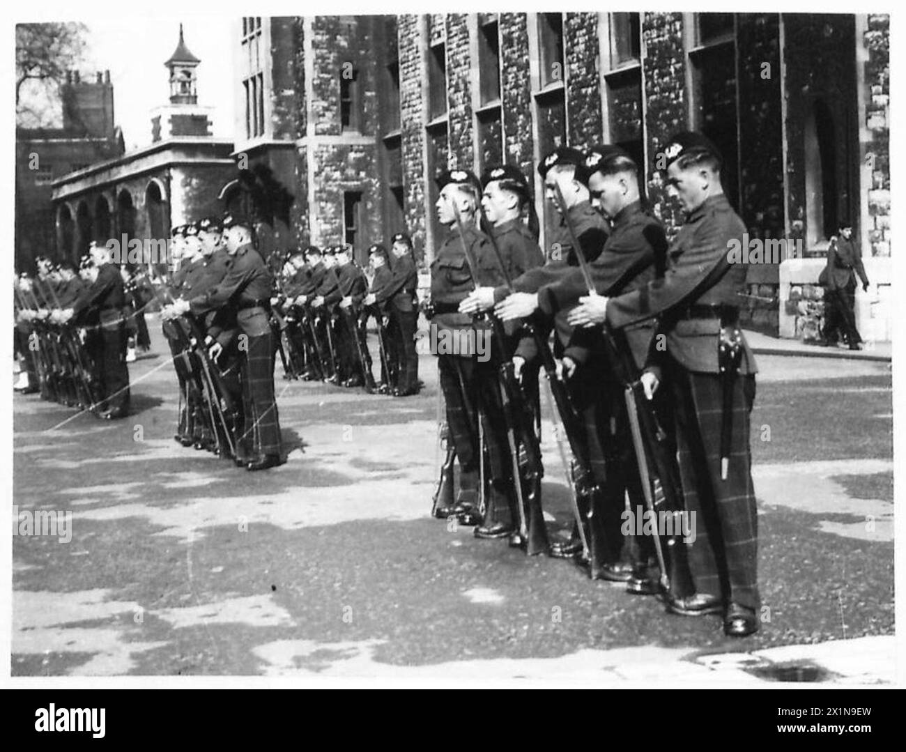 Il 2nd Battalion Cameronians esegue Guard Mounting alla Torre di Londra tra maggio e luglio 1939, British Army. Foto Stock