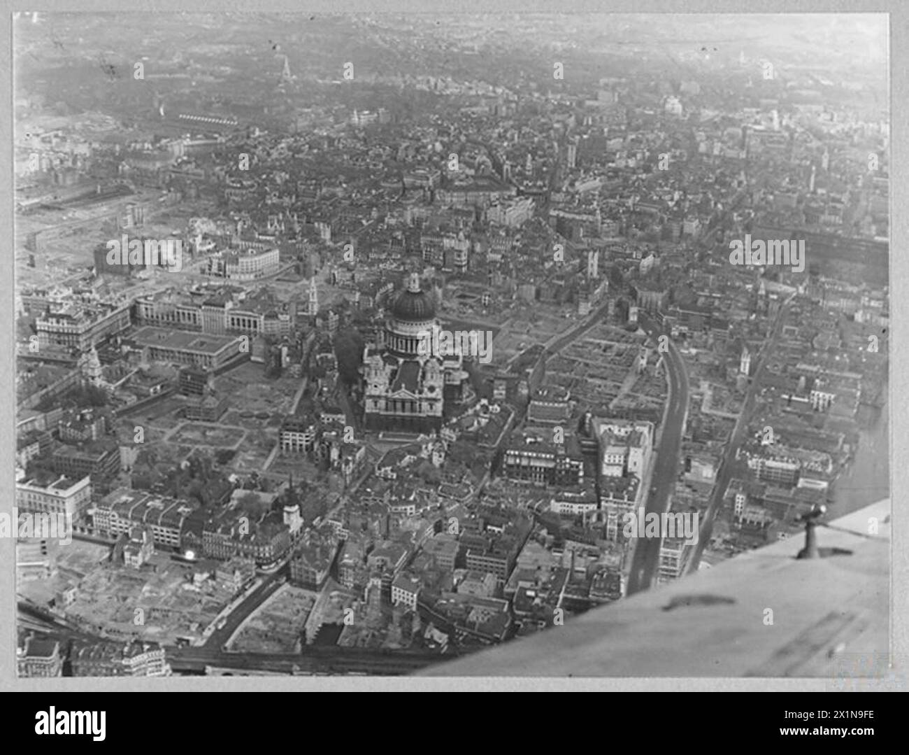 DANNI DA V-BOMB A LONDRA: VISTA AEREA EFFETTUATA NELL'APRILE 1945 - cinque persone sono rimaste uccise quando un razzo è caduto su Wemyss Road, Blackheath, Londra nel marzo 1945. Il danno è mostrato in questa vista dell'incodente. Tranquil vale si piega a sinistra mentre la strada che si piega intorno al centro della foto è Montpelier Row. 53 persone sono state portate in ospedale e 71 sono state lievemente ferite. 23 case furono distrutte, 43 gravemente danneggiate e 400 leggermente danneggiate. Il centro commerciale è stato gravemente danneggiato, la Royal Air Force Foto Stock