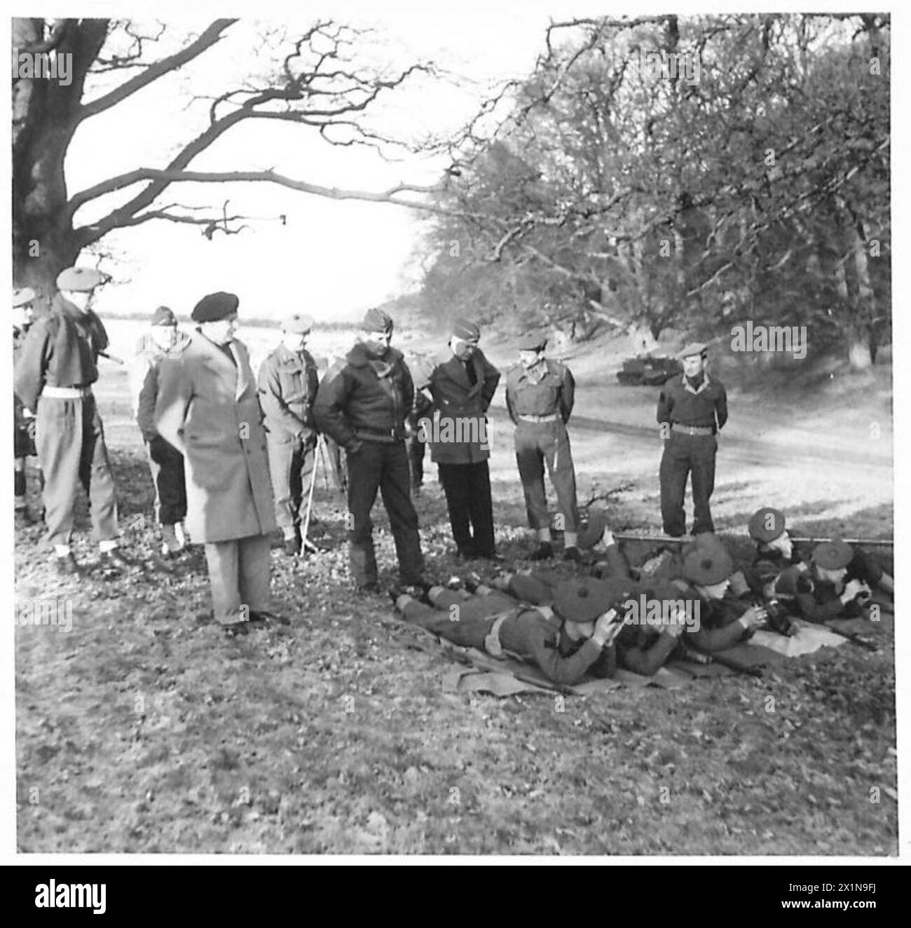 I COMANDANTI ALLEATI VISITANO LE TRUPPE BRITANNICHE E AMERICANE - il generale Montgomery, l'A.C.M.Sir Arthur Tedder e il generale Eisenhower, osservando le truppe che osservano il fuoco delle armi, l'esercito britannico Foto Stock