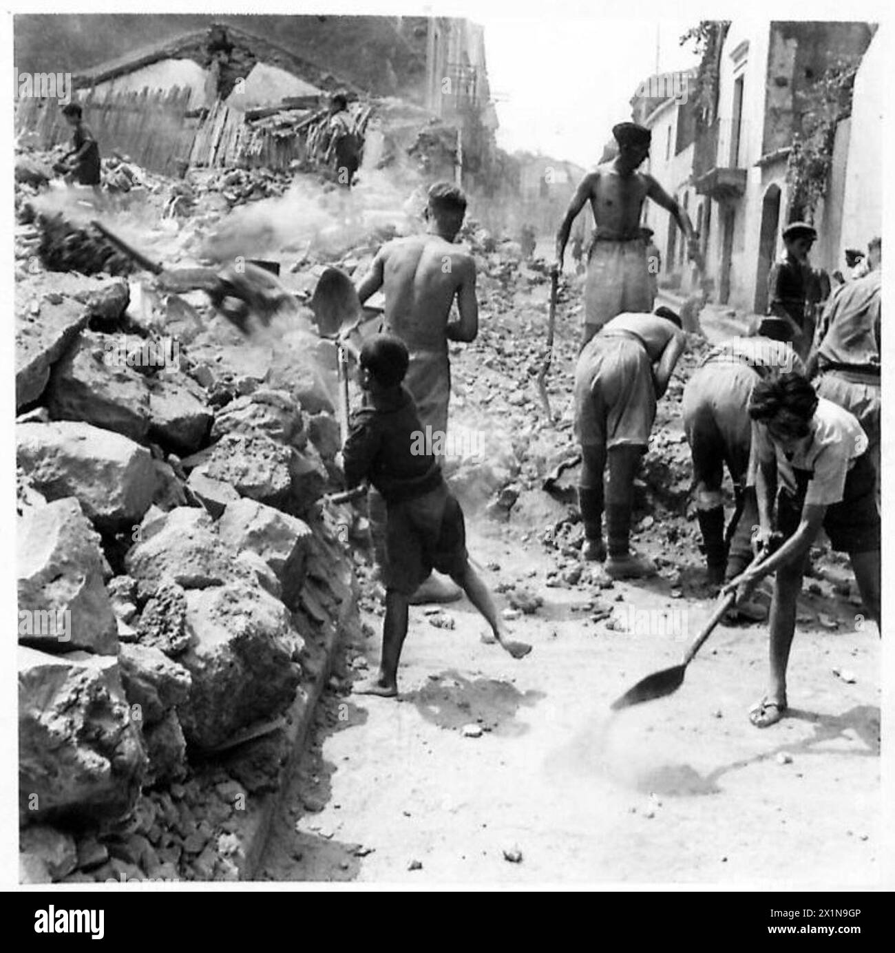 I Royal Engineers della 581 Field Company ripuliscono strade di detriti a St. Antonio, British Army. Foto Stock