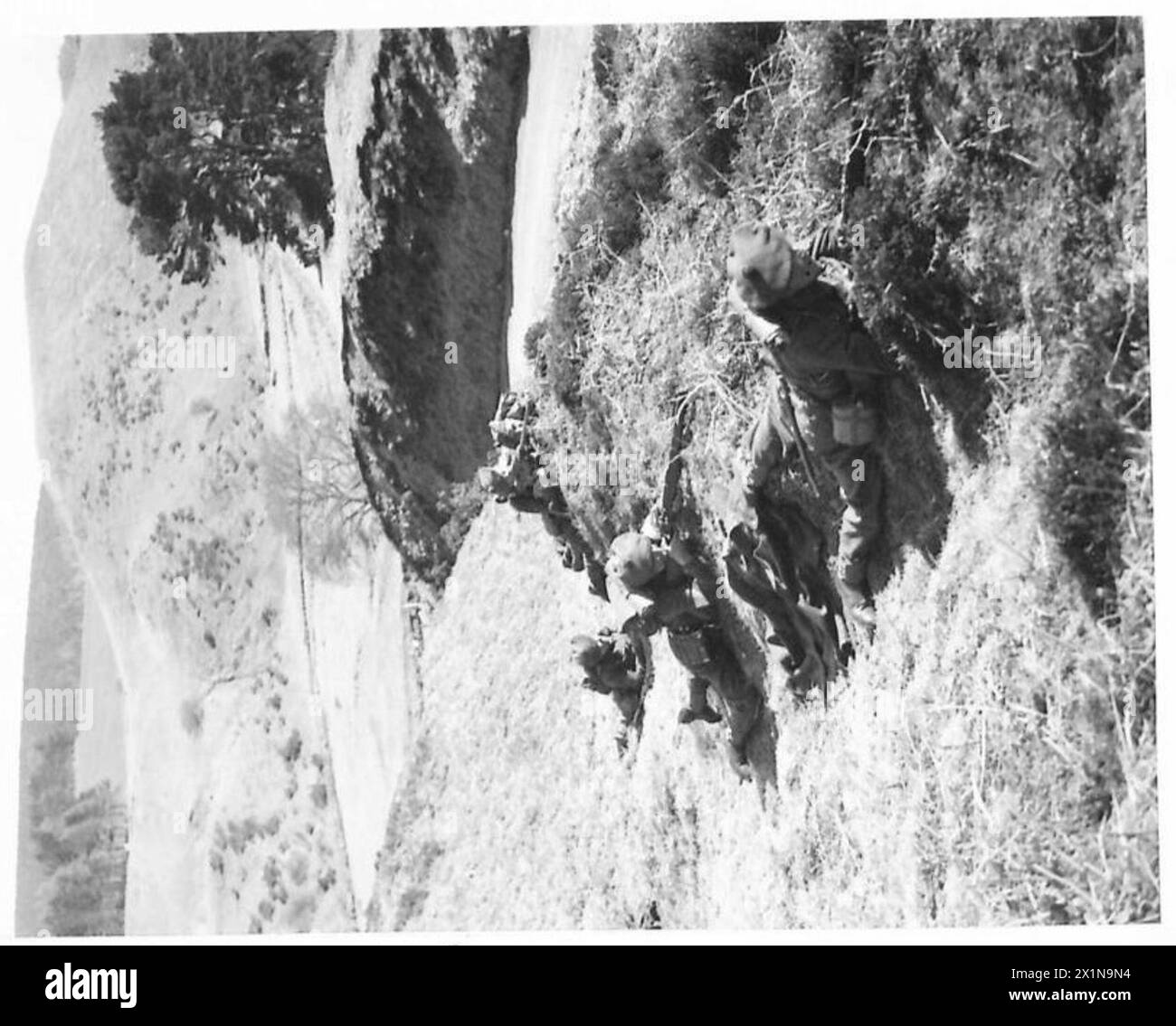 La fanteria dell'esercito britannico in Scozia copre una strada con fucili anticarro e armi leggere come parte delle operazioni tattiche sul campo. Foto Stock