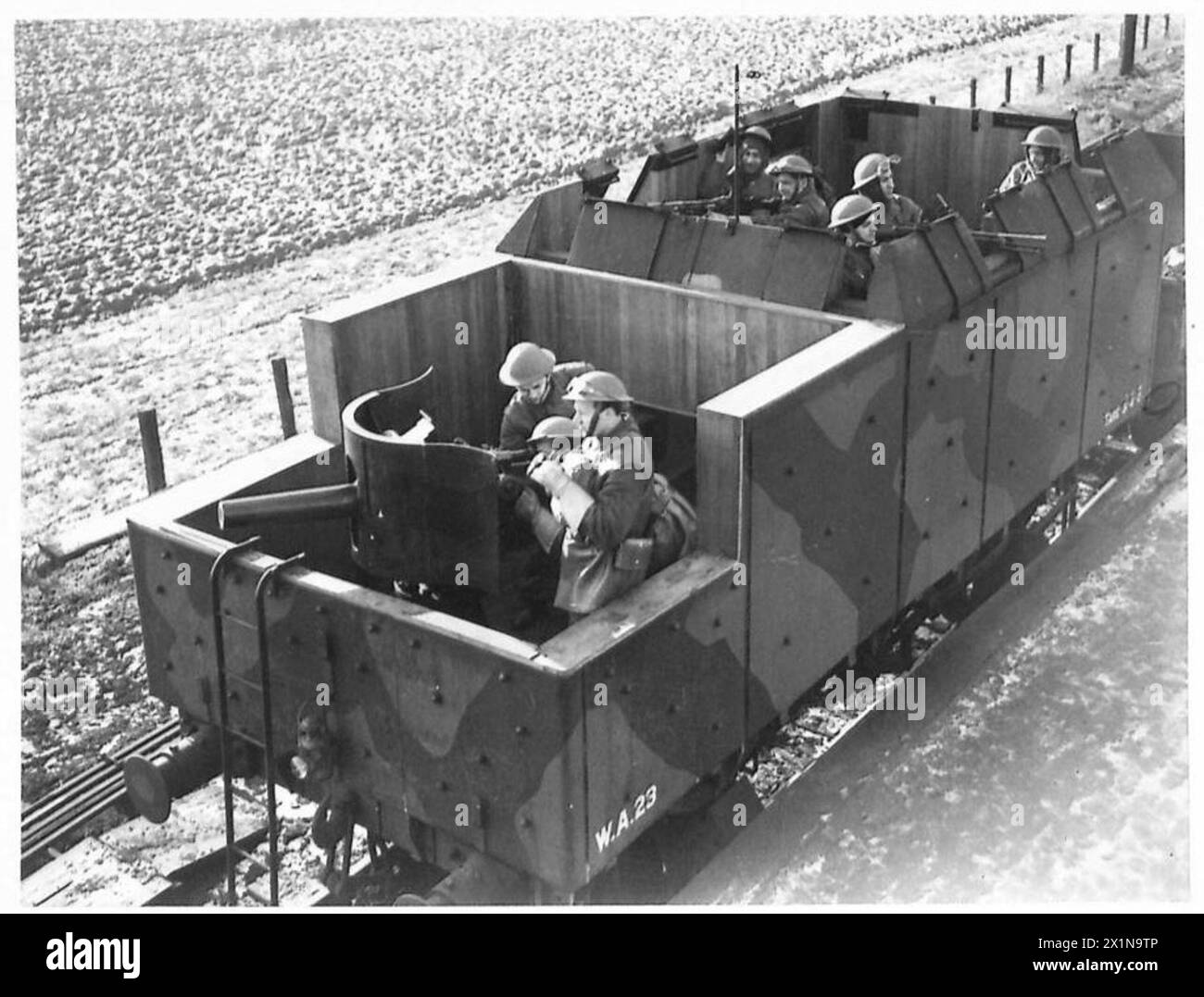 Le truppe polacche gestiscono un treno corazzato nelle loro stazioni d'azione, l'esercito britannico. Foto Stock