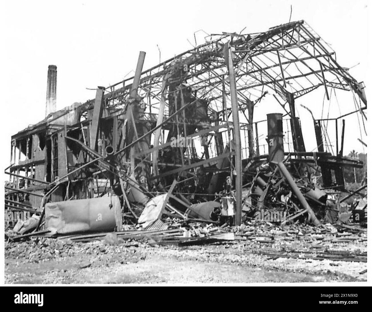 È documentata una centrale elettrica sabotata, che illustra la valutazione dei danni e la gestione delle infrastrutture da parte dell'esercito britannico in Nord Africa, Sicilia, Italia, Balcani e Austria, 1942-1946. Foto Stock