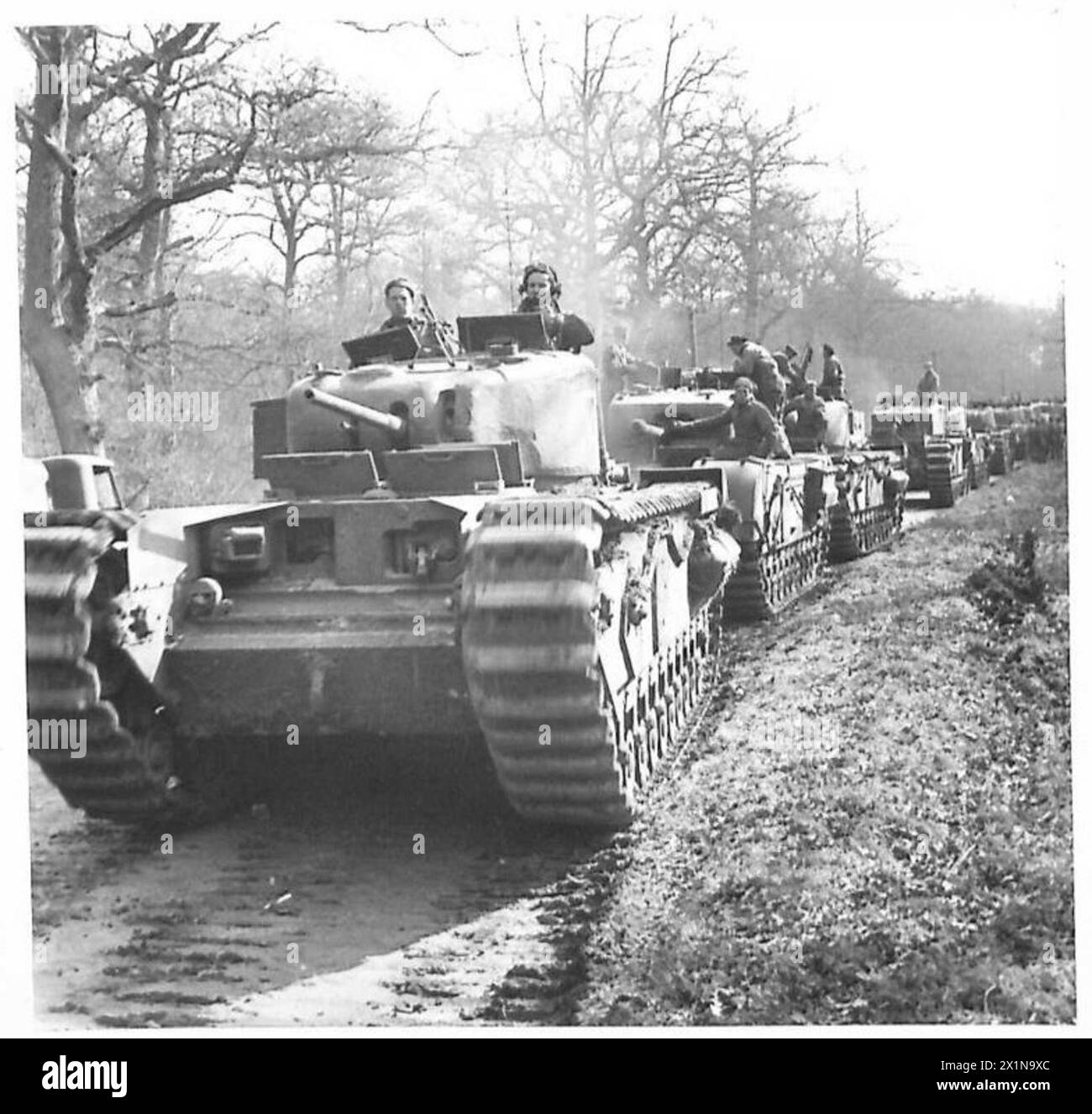 I carri armati Churchill di un reggimento di carri armati dell'esercito canadese si preparano a partire per un'area di battaglia durante l'esercitazione spartana, l'esercito britannico. Foto Stock