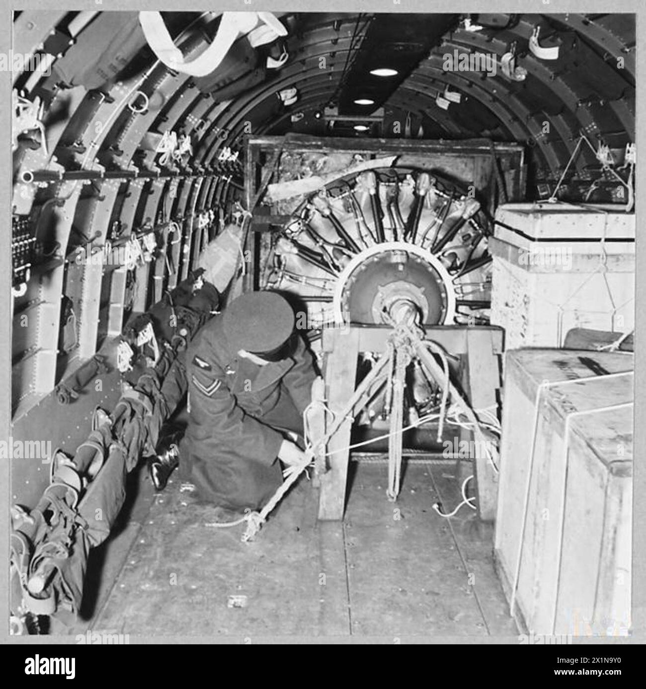 L'interno di un aereo Dakota è mostrato mentre un motore aeronautico è caricato per il trasporto in Islanda sotto il controllo aereo della RAF del traffico aereo Atlantico. Foto Stock