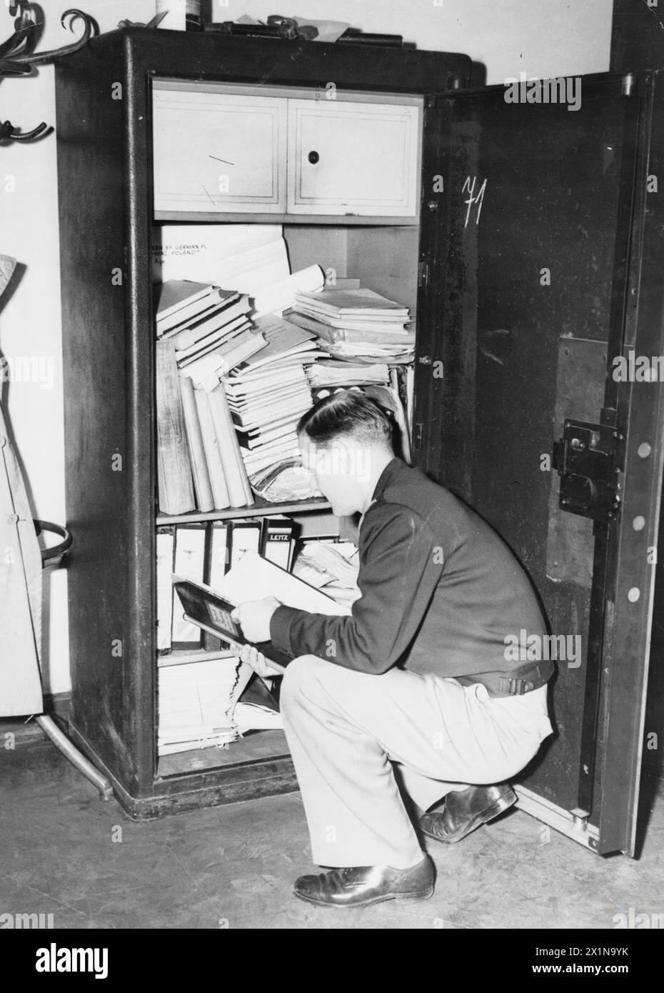 Il tenente Roger W. Barrett, ufficiale responsabile della sala documenti della Corte di Norimberga, gestisce i documenti originali delle prove e controlla le copie fotostatiche durante i processi del 1945 contro i criminali di guerra nazisti. Foto Stock