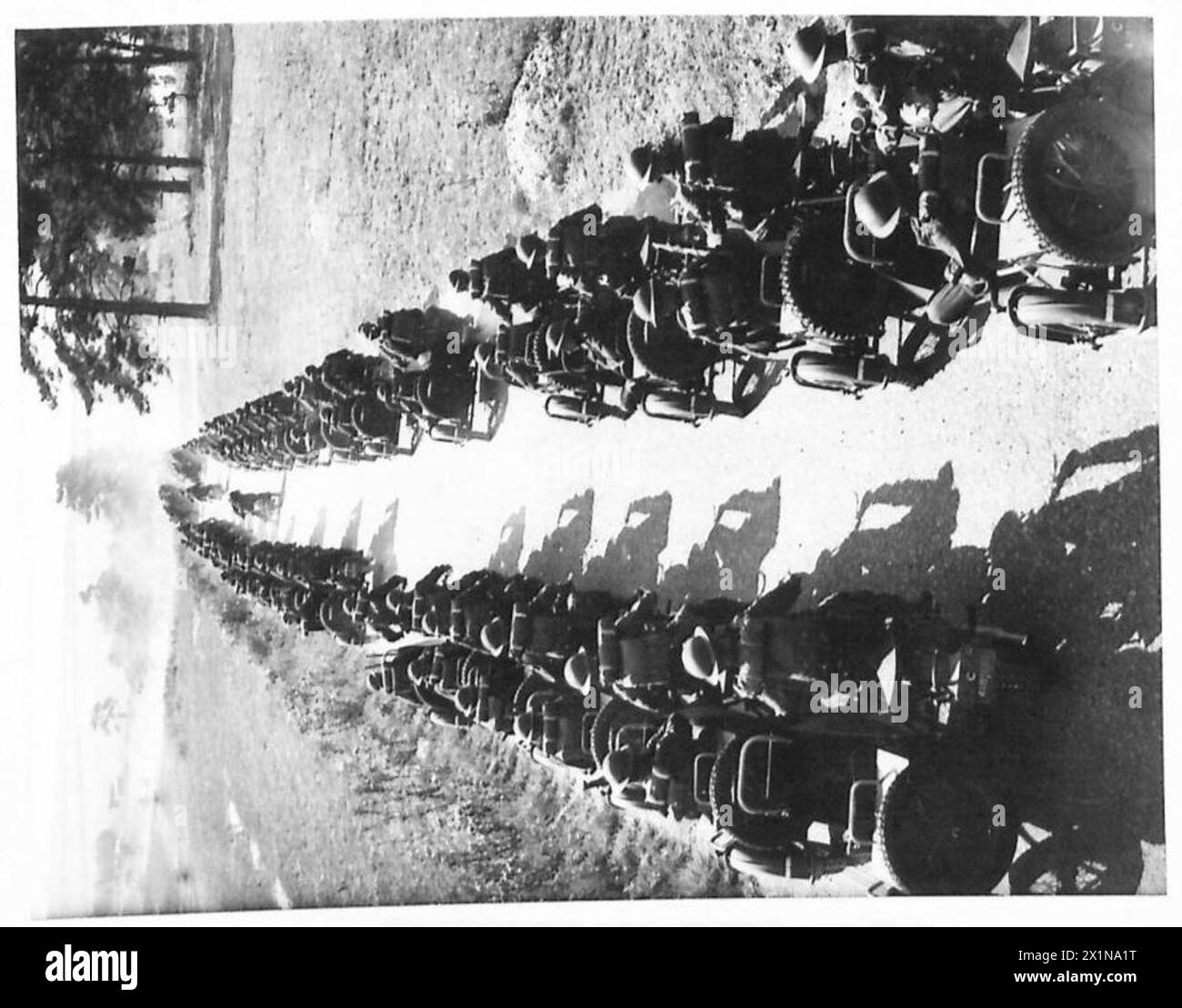 Una colonna di motociclette dei Royal Northumberland Fusiliers dell'esercito britannico parte in formazione, dimostrando la mobilità delle truppe e lo spiegamento di ricognizione. Foto Stock